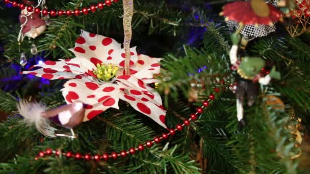 Красивая Елка Декоративными Рождественскими Игрушками — стоковое видео