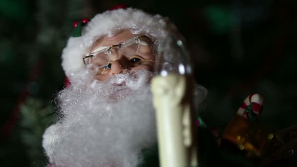 Père Noël Avec Une Bougie Près Sapin Noël — Video