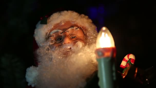 Santa Claus Con Una Vela Cerca Del Árbol Navidad — Vídeo de stock