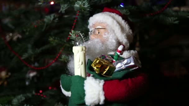 Santa Claus Con Una Vela Cerca Del Árbol Navidad — Vídeos de Stock