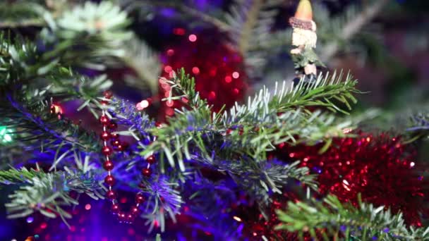 Mooie Kerstboom Met Decoratieve Chritmas Speelgoed — Stockvideo