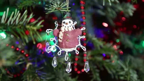 Mooie Kerstboom Met Decoratieve Chritmas Speelgoed — Stockvideo