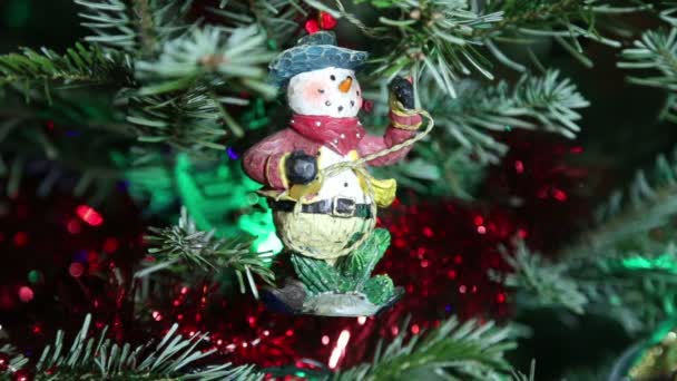 Schöner Weihnachtsbaum Mit Dekorativem Weihnachtsspielzeug — Stockvideo