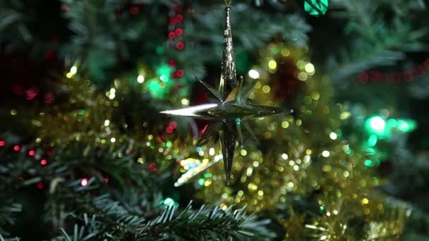 Красивая Елка Декоративными Рождественскими Игрушками — стоковое видео