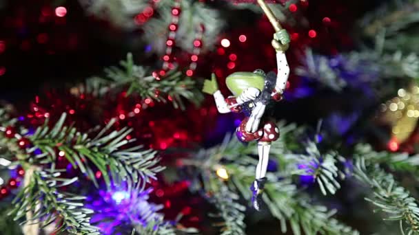 Schöner Weihnachtsbaum Mit Dekorativem Weihnachtsspielzeug — Stockvideo