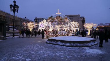 Moskova, Rusya - 12 Ocak 2019: Christmas (yeni yıl tatilleri) dekorasyon (gece) Moskova, Rusya - modacı Meydanı Kremlin 