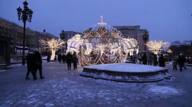 Moskova, Rusya - 12 Ocak 2019: Christmas (yeni yıl tatilleri) dekorasyon (gece) Moskova, Rusya - modacı Meydanı Kremlin 