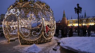 Moskova, Rusya - 12 Ocak 2019: Christmas (yeni yıl tatilleri) dekorasyon (gece) Moskova, Rusya - modacı Meydanı Kremlin 