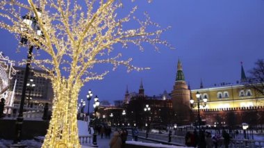 Moskova, Rusya - 12 Ocak 2019: Christmas (yeni yıl tatilleri) dekorasyon (gece) Moskova, Rusya - modacı Meydanı Kremlin 