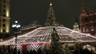 Moskova, Rusya - 12 Ocak 2019: Christmas (yeni yıl tatilleri) dekorasyon (gece) Moskova, Rusya - modacı Meydanı Kremlin 
