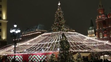Moskova, Rusya - 12 Ocak 2019: Christmas (yeni yıl tatilleri) dekorasyon (gece) Moskova, Rusya - modacı Meydanı Kremlin 
