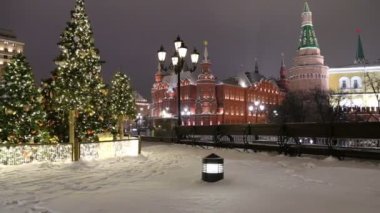 Moskova, Rusya - 12 Ocak 2019: Christmas (yeni yıl tatilleri) dekorasyon (gece) Moskova, Rusya - modacı Meydanı Kremlin 