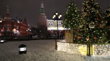 Christmas (yeni yıl tatilleri) dekorasyon (gece) Moskova, Rusya - modacı Meydanı Kremlin   