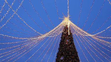 Moskova, Rusya - 13 Ocak 2019: Moskova'da Christmas (yeni yıl tatilleri) dekorasyon (gece), Rusya Federasyonu. Lubyanskaya (Lubyanka) kare 