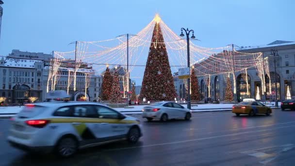 モスクワのモスクワ ロシア連邦 2019 クリスマス 装飾ロシア クレムリンの近くを中心に車のトラフィック Lubyanskaya ルビャンカ — ストック動画