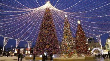 Moskova, Rusya - 13 Ocak 2019: Moskova'da Christmas (yeni yıl tatilleri) dekorasyon (gece), Rusya Federasyonu. Lubyanskaya (Lubyanka) kare 