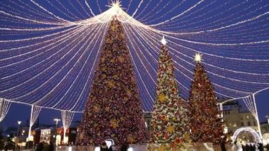 Moskova, Rusya - 13 Ocak 2019: Moskova'da Christmas (yeni yıl tatilleri) dekorasyon (gece), Rusya Federasyonu. Lubyanskaya (Lubyanka) kare 