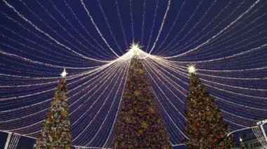 Moskova, Rusya - 13 Ocak 2019: Moskova'da Christmas (yeni yıl tatilleri) dekorasyon (gece), Rusya Federasyonu. Lubyanskaya (Lubyanka) kare 