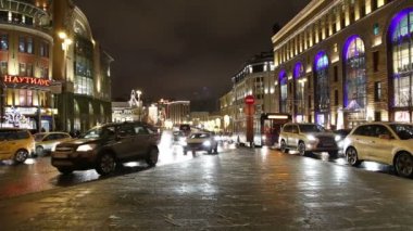 Moskova, Rusya - 13 Ocak 2019: Moskova'da Christmas (yeni yıl tatilleri) dekorasyon (gece), Rusya Federasyonu. Kremlin yakınındaki Center'da Rating arabalar. Lubyanskaya (Lubyanka) kare