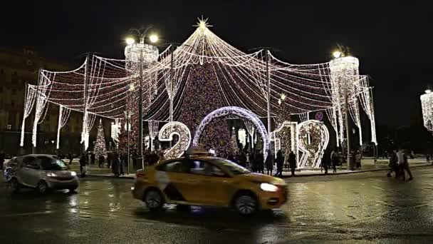 モスクワのモスクワ ロシア連邦 2019 クリスマス 装飾ロシア クレムリンの近くを中心に車のトラフィック Lubyanskaya ルビャンカ — ストック動画