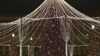 Moskova, Rusya - 13 Ocak 2019: Moskova'da Christmas (yeni yıl tatilleri) dekorasyon (gece), Rusya Federasyonu. Lubyanskaya (Lubyanka) kare 