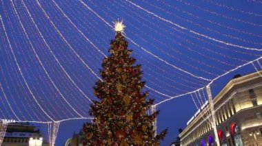 Christmas (yeni yıl tatilleri) dekorasyon (gece), Moskova'da Rusya. Lubyanskaya (Lubyanka) kare 