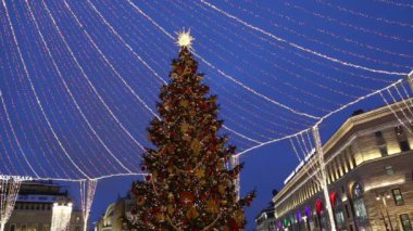 Christmas (yeni yıl tatilleri) dekorasyon (gece), Moskova'da Rusya. Lubyanskaya (Lubyanka) kare 
