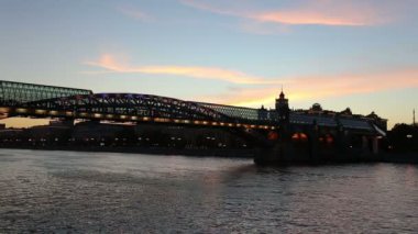 Pushkinsky (Andreevsky) Köprüsü ve Moskova Nehri manzarası (gece). Moscow, Rusya Federasyonu   
