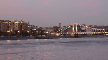 Moskova Nehri ve bentleri (gece). Moscow, Rusya Federasyonu 