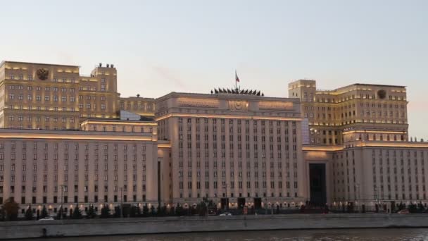 本館の夜 ロシアの Federation Minoboron の防衛省 運営ロシアロシア軍の本体とモスクワ川です モスクワ ロシア — ストック動画