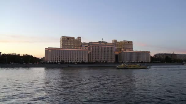俄罗斯联邦国防 米诺博龙 主体大楼 夜间是俄罗斯武装部队和莫斯科河的管理机构 莫斯科 俄罗斯 — 图库视频影像