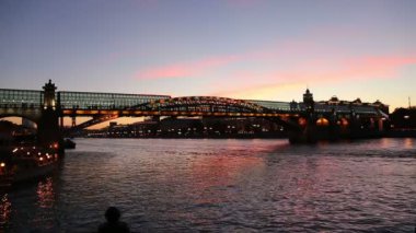 Pushkinsky (Andreevsky) Köprüsü ve Moskova Nehri manzarası (gece). Moscow, Rusya Federasyonu   