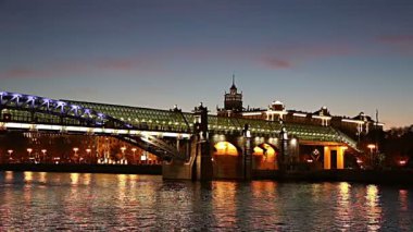 Pushkinsky (Andreevsky) Köprüsü ve Moskova Nehri manzarası (gece). Moscow, Rusya Federasyonu   