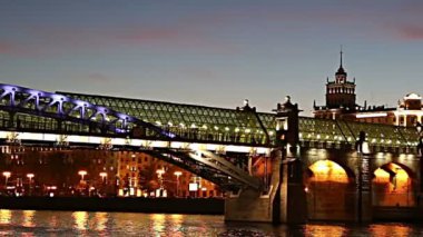 Pushkinsky (Andreevsky) Köprüsü ve Moskova Nehri manzarası (gece). Moscow, Rusya Federasyonu   