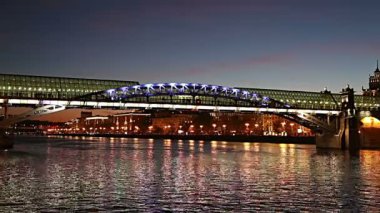Pushkinsky (Andreevsky) Köprüsü ve Moskova Nehri manzarası (gece). Moscow, Rusya Federasyonu   