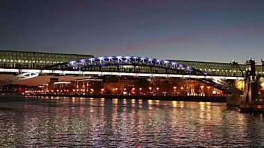 Pushkinsky (Andreevsky) Köprüsü ve Moskova Nehri manzarası (gece). Moscow, Rusya Federasyonu   