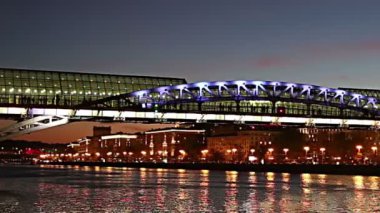 Pushkinsky (Andreevsky) Köprüsü ve Moskova Nehri manzarası (gece). Moscow, Rusya Federasyonu   