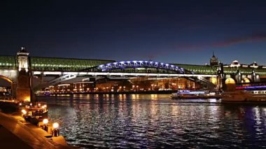Pushkinsky (Andreevsky) Köprüsü ve Moskova Nehri manzarası (gece). Moscow, Rusya Federasyonu   
