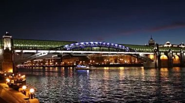 Pushkinsky (Andreevsky) Köprüsü ve Moskova Nehri manzarası (gece). Moscow, Rusya Federasyonu   