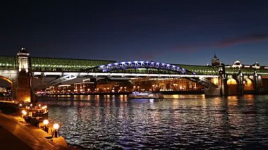 Pushkinsky (Andreevsky) Köprüsü ve Moskova Nehri manzarası (gece). Moscow, Rusya Federasyonu   