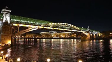 Pushkinsky (Andreevsky) Köprüsü ve Moskova Nehri manzarası (gece). Moscow, Rusya Federasyonu   