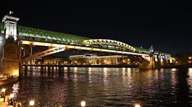 Pushkinsky (Andreevsky) Köprüsü ve Moskova Nehri manzarası (gece). Moscow, Rusya Federasyonu   