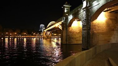 Pushkinsky (Andreevsky) Köprüsü ve Moskova Nehri manzarası (gece). Moscow, Rusya Federasyonu   
