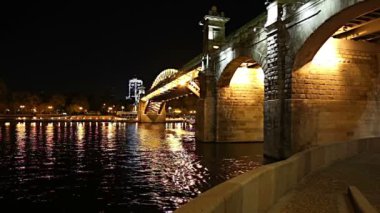 Pushkinsky (Andreevsky) Köprüsü ve Moskova Nehri manzarası (gece). Moscow, Rusya Federasyonu   