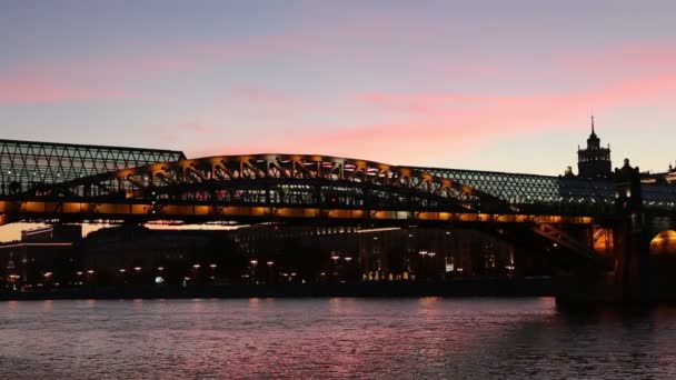 Utsikt Över Pushkinsky Andreevsky Bridge Och Moskvafloden Natten Moscow Ryssland — Stockvideo