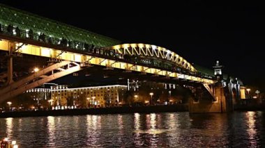 Pushkinsky (Andreevsky) Köprüsü ve Moskova Nehri manzarası (gece). Moscow, Rusya Federasyonu   