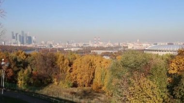 Serçe Tepesi veya Vorobyovy kanlı gözlem (izleme) platformu--Merkezi Moskova Moskova Nehri üzerinde 85 m veya 200 m deniz seviyesinden dik bir yakasında görülmektedir. Moscow, Rusya Federasyonu