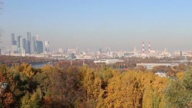 Serçe Tepesi veya Vorobyovy kanlı gözlem (izleme) platformu--Merkezi Moskova Moskova Nehri üzerinde 85 m veya 200 m deniz seviyesinden dik bir yakasında görülmektedir. Moscow, Rusya Federasyonu