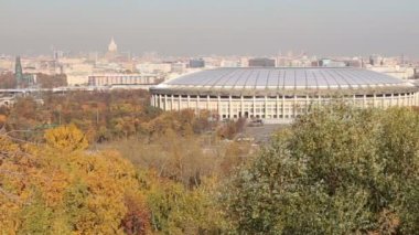Serçe Tepesi veya Vorobyovy kanlı gözlem (izleme) platformu--Merkezi Moskova Moskova Nehri üzerinde 85 m veya 200 m deniz seviyesinden dik bir yakasında görülmektedir. Moscow, Rusya Federasyonu