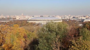 Serçe Tepesi veya Vorobyovy kanlı gözlem (izleme) platformu--Merkezi Moskova Moskova Nehri üzerinde 85 m veya 200 m deniz seviyesinden dik bir yakasında görülmektedir. Moscow, Rusya Federasyonu